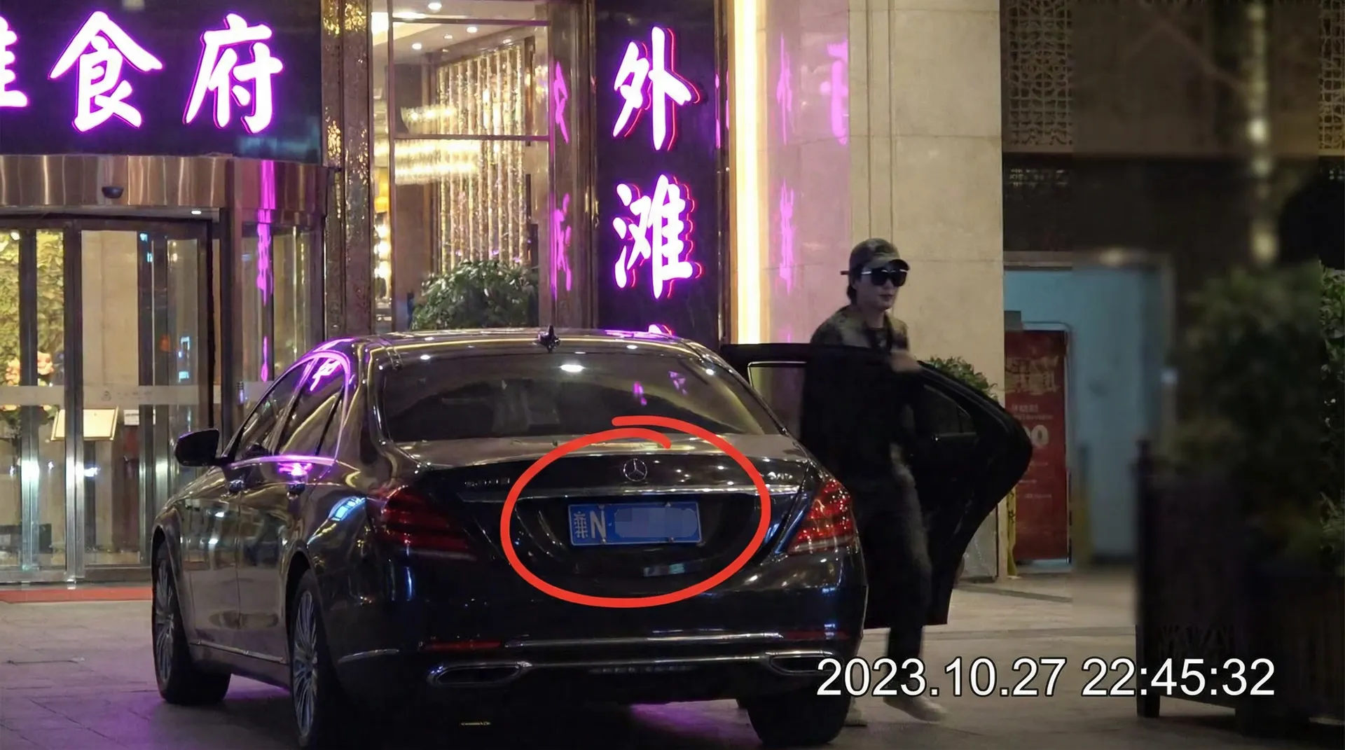 情侣视频官网-免费在线|高清资源|情侣视频平台 - 豪车餐厅外偷拍